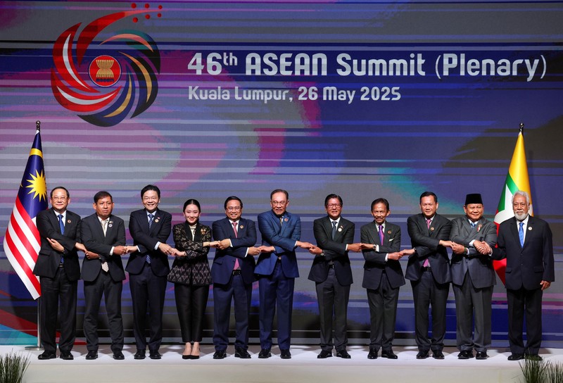 Perdana Menteri Malaysia Anwar Ibrahim menyambut Presiden Indonesia Prabowo Subianto sebelum sesi pleno pada KTT Perhimpunan Bangsa-Bangsa Asia Tenggara (ASEAN) ke-46 di Kuala Lumpur, Malaysia, Senin (26/5/2025). (MOHD RASFAN/Pool via REUTERS) Perdana Menteri Malaysia Anwar Ibrahim menyambut Presiden Indonesia Prabowo Subianto sebelum sesi pleno pada KTT Perhimpunan Bangsa-Bangsa Asia Tenggara (ASEAN) ke-46 di Kuala Lumpur, Malaysia, Senin (26/5/2025). (MOHD RASFAN/Pool via REUTERS)