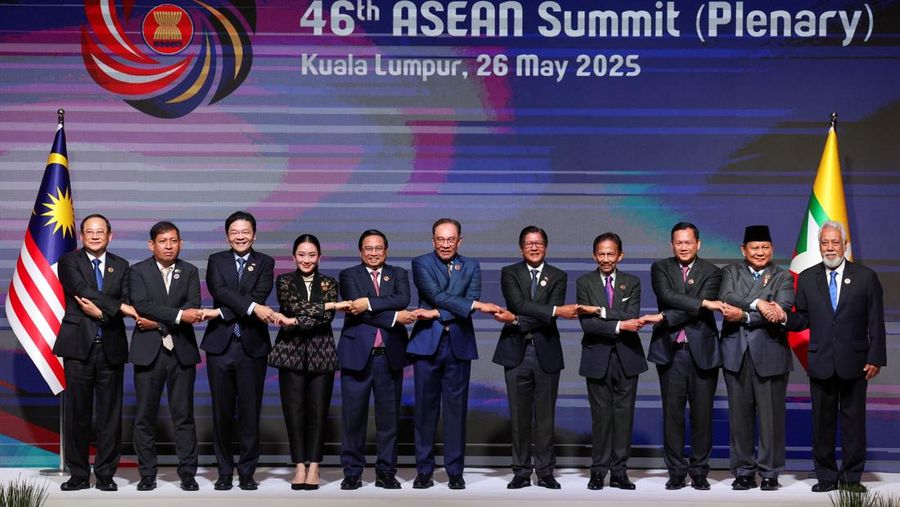 Perdana Menteri Malaysia Anwar Ibrahim menyambut Presiden Indonesia Prabowo Subianto sebelum sesi pleno pada KTT Perhimpunan Bangsa-Bangsa Asia Tenggara (ASEAN) ke-46 di Kuala Lumpur, Malaysia, Senin (26/5/2025). (MOHD RASFAN/Pool via REUTERS)