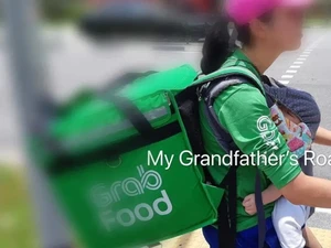 Bikin Haru! Wanita Ini Antar Makanan Pelanggan Sambil Gendong Anak