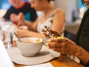 Mertua Abaikan Alergi Makanan Menantunya, Berakhir Menantu Sakit