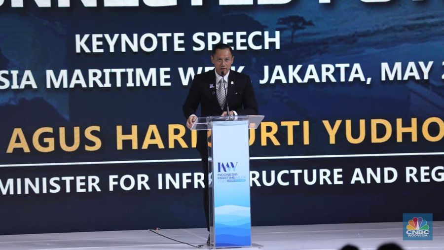 Menteri Koordinator Bidang Infrastruktur dan Pembangunan Kewilayahan, Agus Harimurti Yudhoyono menyampaikan sambutan saat menghadiri pembukaan Indonesia Maritimr Week 2025 di Jakarta International Convention Centre (JICC), Senayan, Jakarta, Senin (26/5/2025). (CNBC Indonesia/Tri Susilo)