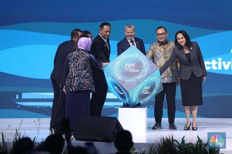 Menteri Koordinator Bidang Infrastruktur dan Pembangunan Kewilayahan, Agus Harimurti Yudhoyono saat menghadiri pembukaan Indonesia Maritimr Week 2025 di Jakarta International Convention Centre (JICC), Senayan, Jakarta, Senin (26/5/2025). (CNBC Indonesia/Tri Susilo) Menteri Koordinator Bidang Infrastruktur dan Pembangunan Kewilayahan, Agus Harimurti Yudhoyono saat menghadiri pembukaan Indonesia Maritimr Week 2025 di Jakarta International Convention Centre (JICC), Senayan, Jakarta, Senin (26/5/2025). (CNBC Indonesia/Tri Susilo)