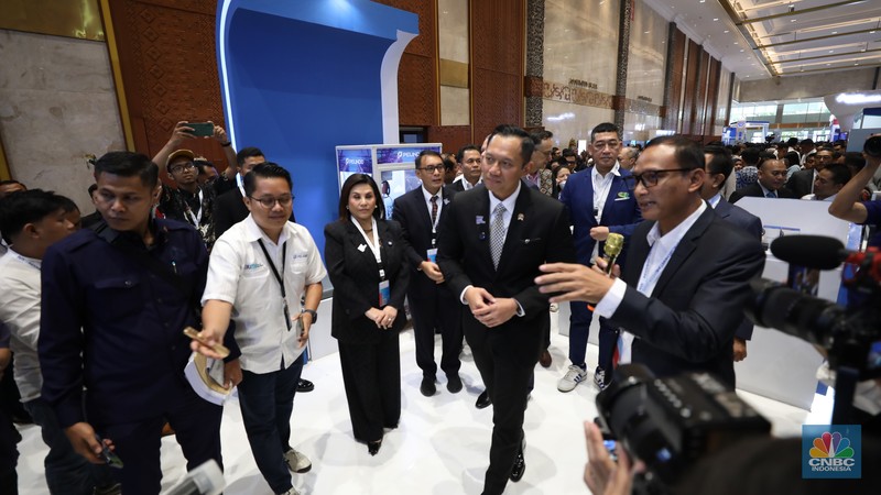 Menteri Koordinator Bidang Infrastruktur dan Pembangunan Kewilayahan, Agus Harimurti Yudhoyono saat menghadiri pembukaan Indonesia Maritimr Week 2025 di Jakarta International Convention Centre (JICC), Senayan, Jakarta, Senin (26/5/2025). (CNBC Indonesia/Tri Susilo) Menteri Koordinator Bidang Infrastruktur dan Pembangunan Kewilayahan, Agus Harimurti Yudhoyono saat menghadiri pembukaan Indonesia Maritimr Week 2025 di Jakarta International Convention Centre (JICC), Senayan, Jakarta, Senin (26/5/2025). (CNBC Indonesia/Tri Susilo)