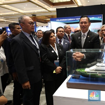 Potret AHY Kunjungi Booth Usai Buka Resmi Indonesia Maritime Week 2025
