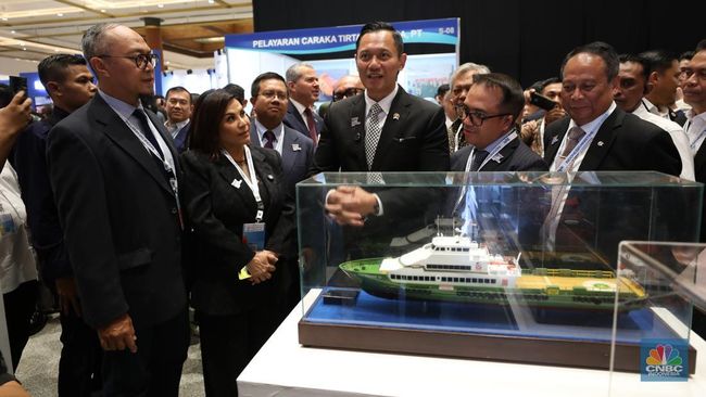 Potret AHY Kunjungi Booth Usai Buka Resmi Indonesia Maritime Week 2025