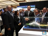 Potret AHY Kunjungi Booth Usai Buka Resmi Indonesia Maritime Week 2025