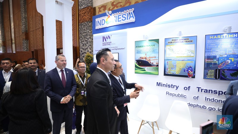 Menteri Koordinator Bidang Infrastruktur dan Pembangunan Kewilayahan, Agus Harimurti Yudhoyono saat menghadiri pembukaan Indonesia Maritimr Week 2025 di Jakarta International Convention Centre (JICC), Senayan, Jakarta, Senin (26/5/2025). (CNBC Indonesia/Tri Susilo) Menteri Koordinator Bidang Infrastruktur dan Pembangunan Kewilayahan, Agus Harimurti Yudhoyono saat menghadiri pembukaan Indonesia Maritimr Week 2025 di Jakarta International Convention Centre (JICC), Senayan, Jakarta, Senin (26/5/2025). (CNBC Indonesia/Tri Susilo)