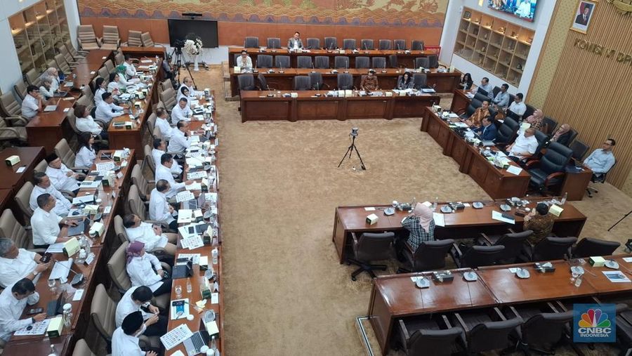 Menteri Koperasi (Menkop) Budi Arie Setiadi saat rapat kerja bersama Komisi VI DPR RI di Kompleks Parlemen, Jakarta, Senin (26/5/2025). (CNBC Indonesia/Martya Sari)
