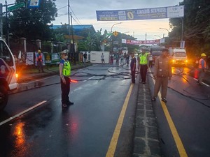 Mobil Boks Terbalik hingga Bikin Kabel Semrawut di Sawangan, Lalin Macet