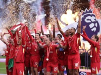 Momen Liverpool Angkat Trofi ke-20 Liga Inggris, Anfield Bergemuruh!