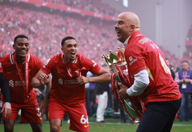 Pemain Liverpool merayakan gelar juara Liga Primer Inggris di Stadion Andfiled, Liverpool, Inggris, MInggu (25/5/2025). (REUTERS/Phil Noble)