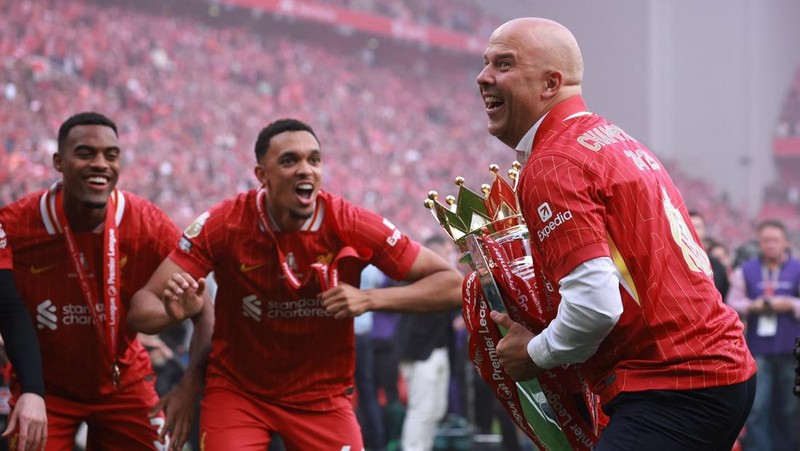 Pemain Liverpool merayakan gelar juara Liga Primer Inggris di Stadion Andfiled, Liverpool, Inggris, MInggu (25/5/2025). (REUTERS/Phil Noble)