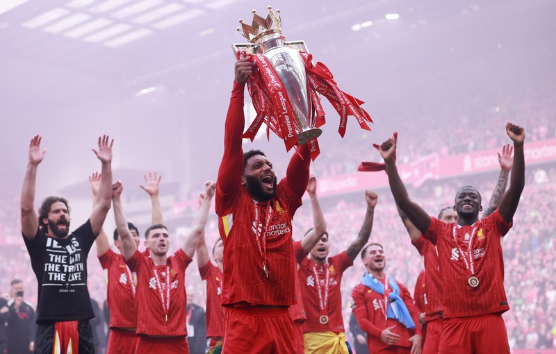 Pemain Liverpool merayakan gelar juara Liga Primer Inggris di Stadion Andfiled, Liverpool, Inggris, MInggu (25/5/2025). (REUTERS/Phil Noble)