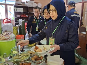 Makanan di Asrama Haji Surabaya Rutin Dicek Demi Kesehatan Lansia