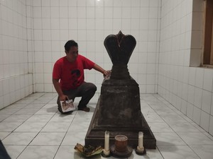 Makam Kuno Misterius dalam Rumah Pasar Gede Solo Diduga Era PB IX