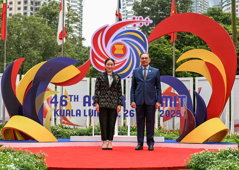 Perdana Menteri Malaysia Anwar Ibrahim menyambut Presiden Indonesia Prabowo Subianto sebelum sesi pleno pada KTT Perhimpunan Bangsa-Bangsa Asia Tenggara (ASEAN) ke-46 di Kuala Lumpur, Malaysia, Senin (26/5/2025). (MOHD RASFAN/Pool via REUTERS)
