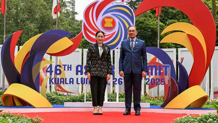 Perdana Menteri Malaysia Anwar Ibrahim menyambut Presiden Indonesia Prabowo Subianto sebelum sesi pleno pada KTT Perhimpunan Bangsa-Bangsa Asia Tenggara (ASEAN) ke-46 di Kuala Lumpur, Malaysia, Senin (26/5/2025). (MOHD RASFAN/Pool via REUTERS) Perdana Menteri Malaysia Anwar Ibrahim menyambut Presiden Indonesia Prabowo Subianto sebelum sesi pleno pada KTT Perhimpunan Bangsa-Bangsa Asia Tenggara (ASEAN) ke-46 di Kuala Lumpur, Malaysia, Senin (26/5/2025). (MOHD RASFAN/Pool via REUTERS)
