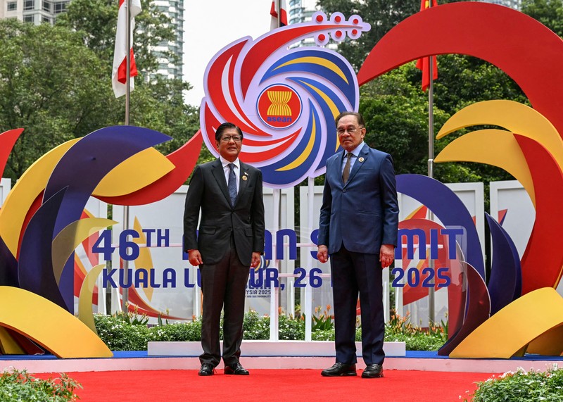 Perdana Menteri Malaysia Anwar Ibrahim menyambut Presiden Indonesia Prabowo Subianto sebelum sesi pleno pada KTT Perhimpunan Bangsa-Bangsa Asia Tenggara (ASEAN) ke-46 di Kuala Lumpur, Malaysia, Senin (26/5/2025). (MOHD RASFAN/Pool via REUTERS) Perdana Menteri Malaysia Anwar Ibrahim menyambut Presiden Indonesia Prabowo Subianto sebelum sesi pleno pada KTT Perhimpunan Bangsa-Bangsa Asia Tenggara (ASEAN) ke-46 di Kuala Lumpur, Malaysia, Senin (26/5/2025). (MOHD RASFAN/Pool via REUTERS)