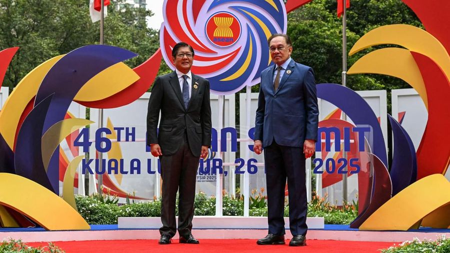 Perdana Menteri Malaysia Anwar Ibrahim menyambut Presiden Indonesia Prabowo Subianto sebelum sesi pleno pada KTT Perhimpunan Bangsa-Bangsa Asia Tenggara (ASEAN) ke-46 di Kuala Lumpur, Malaysia, Senin (26/5/2025). (MOHD RASFAN/Pool via REUTERS)