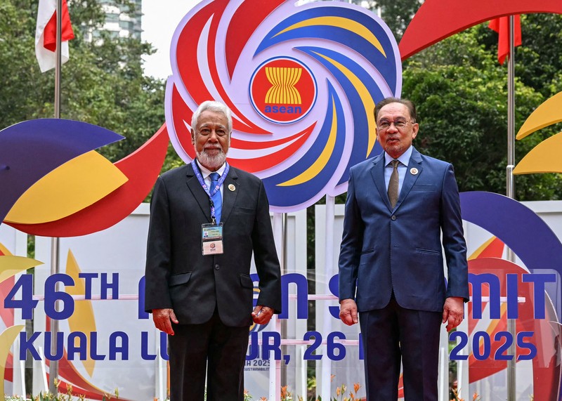 Perdana Menteri Malaysia Anwar Ibrahim menyambut Presiden Indonesia Prabowo Subianto sebelum sesi pleno pada KTT Perhimpunan Bangsa-Bangsa Asia Tenggara (ASEAN) ke-46 di Kuala Lumpur, Malaysia, Senin (26/5/2025). (MOHD RASFAN/Pool via REUTERS) Perdana Menteri Malaysia Anwar Ibrahim menyambut Presiden Indonesia Prabowo Subianto sebelum sesi pleno pada KTT Perhimpunan Bangsa-Bangsa Asia Tenggara (ASEAN) ke-46 di Kuala Lumpur, Malaysia, Senin (26/5/2025). (MOHD RASFAN/Pool via REUTERS)