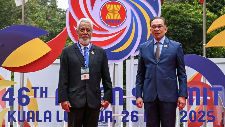 Perdana Menteri Malaysia Anwar Ibrahim menyambut Presiden Indonesia Prabowo Subianto sebelum sesi pleno pada KTT Perhimpunan Bangsa-Bangsa Asia Tenggara (ASEAN) ke-46 di Kuala Lumpur, Malaysia, Senin (26/5/2025). (MOHD RASFAN/Pool via REUTERS) Perdana Menteri Malaysia Anwar Ibrahim menyambut Presiden Indonesia Prabowo Subianto sebelum sesi pleno pada KTT Perhimpunan Bangsa-Bangsa Asia Tenggara (ASEAN) ke-46 di Kuala Lumpur, Malaysia, Senin (26/5/2025). (MOHD RASFAN/Pool via REUTERS)