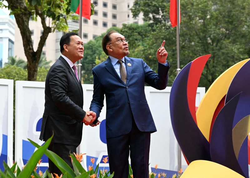 Perdana Menteri Malaysia Anwar Ibrahim menyambut Presiden Indonesia Prabowo Subianto sebelum sesi pleno pada KTT Perhimpunan Bangsa-Bangsa Asia Tenggara (ASEAN) ke-46 di Kuala Lumpur, Malaysia, Senin (26/5/2025). (MOHD RASFAN/Pool via REUTERS)