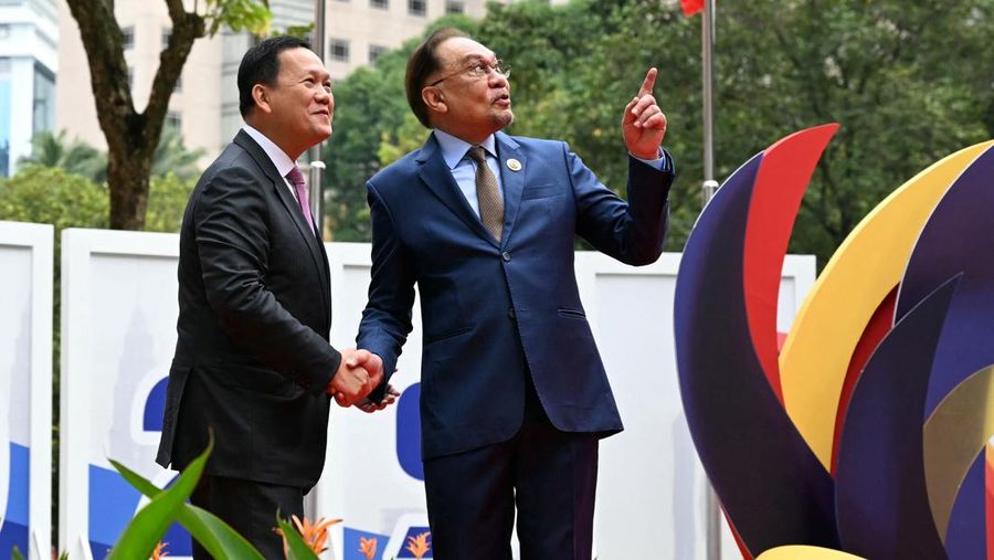 Perdana Menteri Malaysia Anwar Ibrahim menyambut Presiden Indonesia Prabowo Subianto sebelum sesi pleno pada KTT Perhimpunan Bangsa-Bangsa Asia Tenggara (ASEAN) ke-46 di Kuala Lumpur, Malaysia, Senin (26/5/2025). (MOHD RASFAN/Pool via REUTERS) Perdana Menteri Malaysia Anwar Ibrahim menyambut Presiden Indonesia Prabowo Subianto sebelum sesi pleno pada KTT Perhimpunan Bangsa-Bangsa Asia Tenggara (ASEAN) ke-46 di Kuala Lumpur, Malaysia, Senin (26/5/2025). (MOHD RASFAN/Pool via REUTERS)