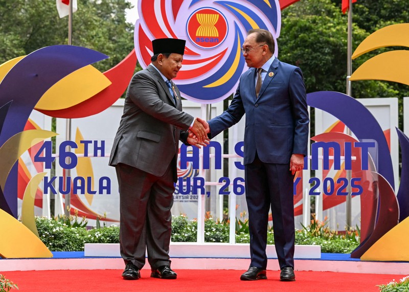 Perdana Menteri Malaysia Anwar Ibrahim menyambut Presiden Indonesia Prabowo Subianto sebelum sesi pleno pada KTT Perhimpunan Bangsa-Bangsa Asia Tenggara (ASEAN) ke-46 di Kuala Lumpur, Malaysia, Senin (26/5/2025). (MOHD RASFAN/Pool via REUTERS) Perdana Menteri Malaysia Anwar Ibrahim menyambut Presiden Indonesia Prabowo Subianto sebelum sesi pleno pada KTT Perhimpunan Bangsa-Bangsa Asia Tenggara (ASEAN) ke-46 di Kuala Lumpur, Malaysia, Senin (26/5/2025). (MOHD RASFAN/Pool via REUTERS)