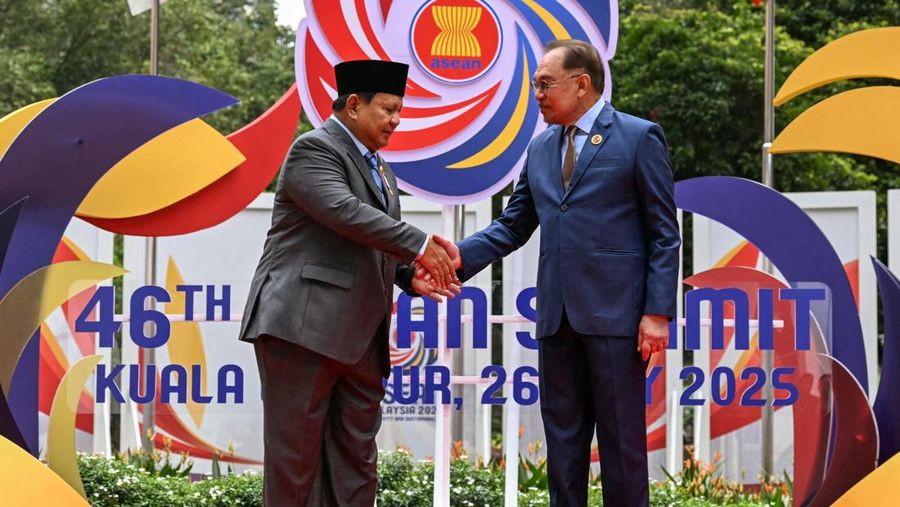Perdana Menteri Malaysia Anwar Ibrahim menyambut Presiden Indonesia Prabowo Subianto sebelum sesi pleno pada KTT Perhimpunan Bangsa-Bangsa Asia Tenggara (ASEAN) ke-46 di Kuala Lumpur, Malaysia, Senin (26/5/2025). (MOHD RASFAN/Pool via REUTERS) Perdana Menteri Malaysia Anwar Ibrahim menyambut Presiden Indonesia Prabowo Subianto sebelum sesi pleno pada KTT Perhimpunan Bangsa-Bangsa Asia Tenggara (ASEAN) ke-46 di Kuala Lumpur, Malaysia, Senin (26/5/2025). (MOHD RASFAN/Pool via REUTERS)