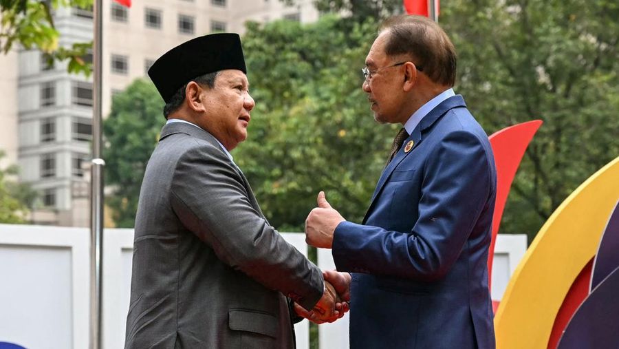 Perdana Menteri Malaysia Anwar Ibrahim menyambut Presiden Indonesia Prabowo Subianto sebelum sesi pleno pada KTT Perhimpunan Bangsa-Bangsa Asia Tenggara (ASEAN) ke-46 di Kuala Lumpur, Malaysia, Senin (26/5/2025). (MOHD RASFAN/Pool via REUTERS)