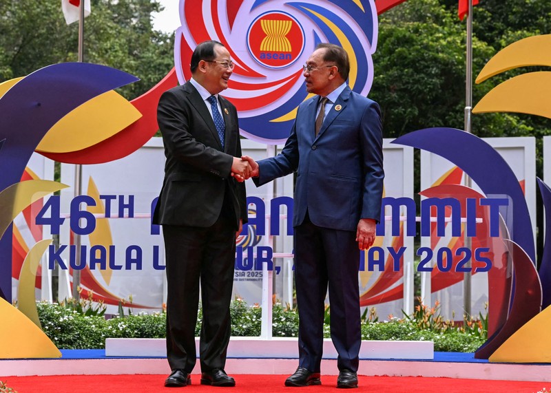 Perdana Menteri Malaysia Anwar Ibrahim menyambut Presiden Indonesia Prabowo Subianto sebelum sesi pleno pada KTT Perhimpunan Bangsa-Bangsa Asia Tenggara (ASEAN) ke-46 di Kuala Lumpur, Malaysia, Senin (26/5/2025). (MOHD RASFAN/Pool via REUTERS)