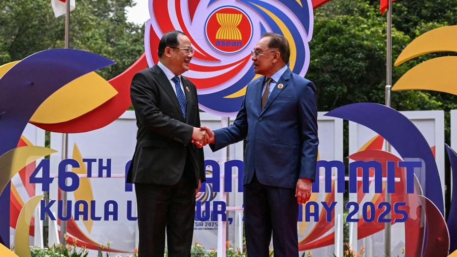 Perdana Menteri Malaysia Anwar Ibrahim menyambut Presiden Indonesia Prabowo Subianto sebelum sesi pleno pada KTT Perhimpunan Bangsa-Bangsa Asia Tenggara (ASEAN) ke-46 di Kuala Lumpur, Malaysia, Senin (26/5/2025). (MOHD RASFAN/Pool via REUTERS) Perdana Menteri Malaysia Anwar Ibrahim menyambut Presiden Indonesia Prabowo Subianto sebelum sesi pleno pada KTT Perhimpunan Bangsa-Bangsa Asia Tenggara (ASEAN) ke-46 di Kuala Lumpur, Malaysia, Senin (26/5/2025). (MOHD RASFAN/Pool via REUTERS)