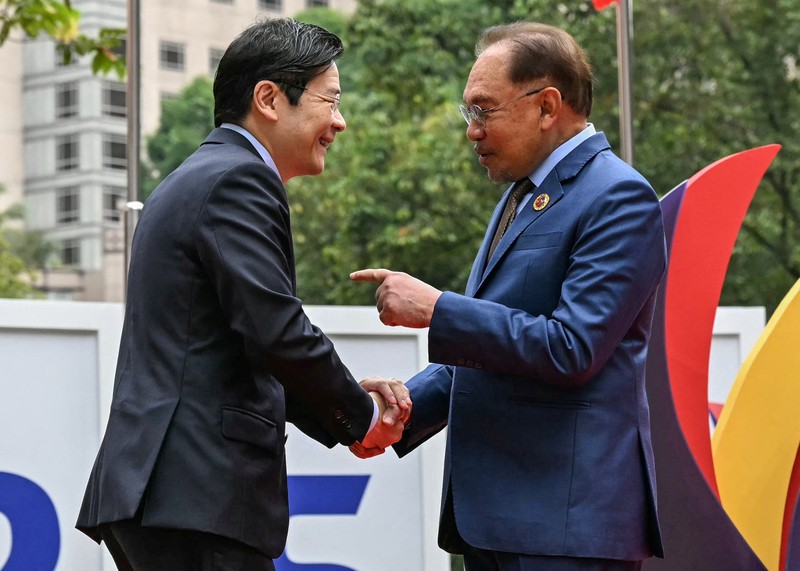 Perdana Menteri Malaysia Anwar Ibrahim menyambut Presiden Indonesia Prabowo Subianto sebelum sesi pleno pada KTT Perhimpunan Bangsa-Bangsa Asia Tenggara (ASEAN) ke-46 di Kuala Lumpur, Malaysia, Senin (26/5/2025). (MOHD RASFAN/Pool via REUTERS) Perdana Menteri Malaysia Anwar Ibrahim menyambut Presiden Indonesia Prabowo Subianto sebelum sesi pleno pada KTT Perhimpunan Bangsa-Bangsa Asia Tenggara (ASEAN) ke-46 di Kuala Lumpur, Malaysia, Senin (26/5/2025). (MOHD RASFAN/Pool via REUTERS)