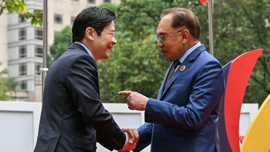 Perdana Menteri Malaysia Anwar Ibrahim menyambut Presiden Indonesia Prabowo Subianto sebelum sesi pleno pada KTT Perhimpunan Bangsa-Bangsa Asia Tenggara (ASEAN) ke-46 di Kuala Lumpur, Malaysia, Senin (26/5/2025). (MOHD RASFAN/Pool via REUTERS) Perdana Menteri Malaysia Anwar Ibrahim menyambut Presiden Indonesia Prabowo Subianto sebelum sesi pleno pada KTT Perhimpunan Bangsa-Bangsa Asia Tenggara (ASEAN) ke-46 di Kuala Lumpur, Malaysia, Senin (26/5/2025). (MOHD RASFAN/Pool via REUTERS)