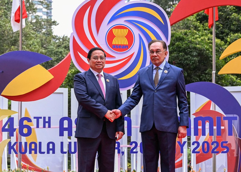 Perdana Menteri Malaysia Anwar Ibrahim menyambut Presiden Indonesia Prabowo Subianto sebelum sesi pleno pada KTT Perhimpunan Bangsa-Bangsa Asia Tenggara (ASEAN) ke-46 di Kuala Lumpur, Malaysia, Senin (26/5/2025). (MOHD RASFAN/Pool via REUTERS)