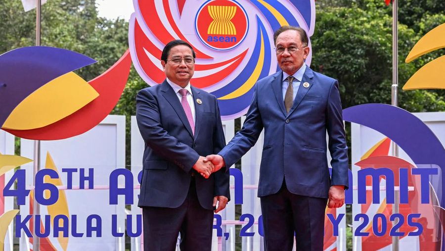Perdana Menteri Malaysia Anwar Ibrahim menyambut Presiden Indonesia Prabowo Subianto sebelum sesi pleno pada KTT Perhimpunan Bangsa-Bangsa Asia Tenggara (ASEAN) ke-46 di Kuala Lumpur, Malaysia, Senin (26/5/2025). (MOHD RASFAN/Pool via REUTERS) Perdana Menteri Malaysia Anwar Ibrahim menyambut Presiden Indonesia Prabowo Subianto sebelum sesi pleno pada KTT Perhimpunan Bangsa-Bangsa Asia Tenggara (ASEAN) ke-46 di Kuala Lumpur, Malaysia, Senin (26/5/2025). (MOHD RASFAN/Pool via REUTERS)