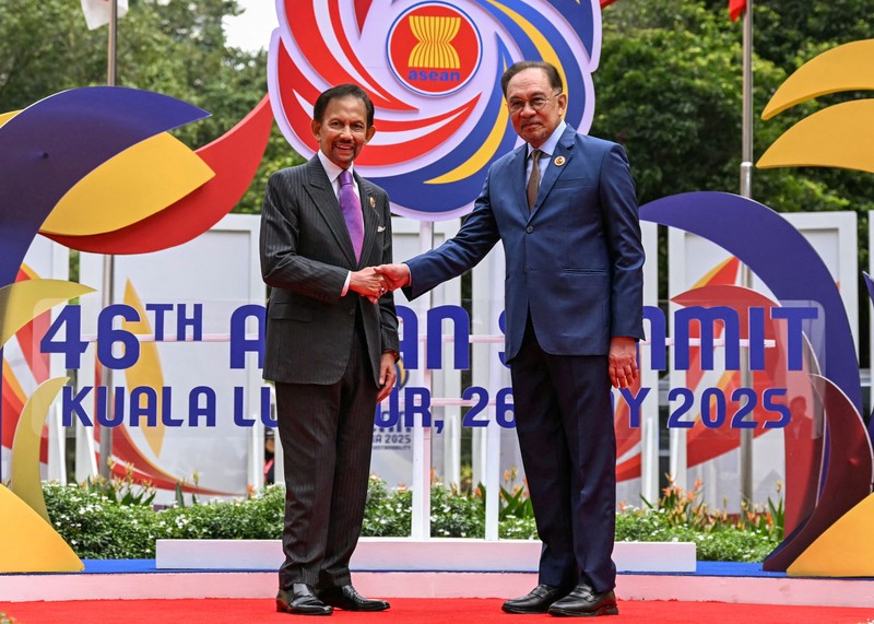 Perdana Menteri Malaysia Anwar Ibrahim menyambut Presiden Indonesia Prabowo Subianto sebelum sesi pleno pada KTT Perhimpunan Bangsa-Bangsa Asia Tenggara (ASEAN) ke-46 di Kuala Lumpur, Malaysia, Senin (26/5/2025). (MOHD RASFAN/Pool via REUTERS) Perdana Menteri Malaysia Anwar Ibrahim menyambut Presiden Indonesia Prabowo Subianto sebelum sesi pleno pada KTT Perhimpunan Bangsa-Bangsa Asia Tenggara (ASEAN) ke-46 di Kuala Lumpur, Malaysia, Senin (26/5/2025). (MOHD RASFAN/Pool via REUTERS)