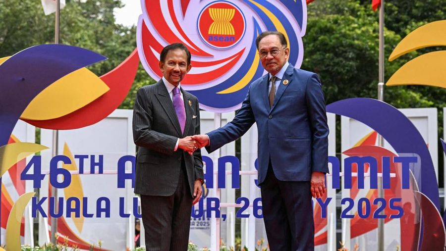 Perdana Menteri Malaysia Anwar Ibrahim menyambut Presiden Indonesia Prabowo Subianto sebelum sesi pleno pada KTT Perhimpunan Bangsa-Bangsa Asia Tenggara (ASEAN) ke-46 di Kuala Lumpur, Malaysia, Senin (26/5/2025). (MOHD RASFAN/Pool via REUTERS) Perdana Menteri Malaysia Anwar Ibrahim menyambut Presiden Indonesia Prabowo Subianto sebelum sesi pleno pada KTT Perhimpunan Bangsa-Bangsa Asia Tenggara (ASEAN) ke-46 di Kuala Lumpur, Malaysia, Senin (26/5/2025). (MOHD RASFAN/Pool via REUTERS)