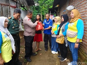 Polres Pasuruan-Komunitas Peduli Dhuafa Salurkan Bansos di Purwodadi