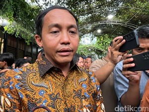 Raja Juli Tegaskan Jokowi Belum Gabung PSI Meski Hadiri Rakernas di Makassar