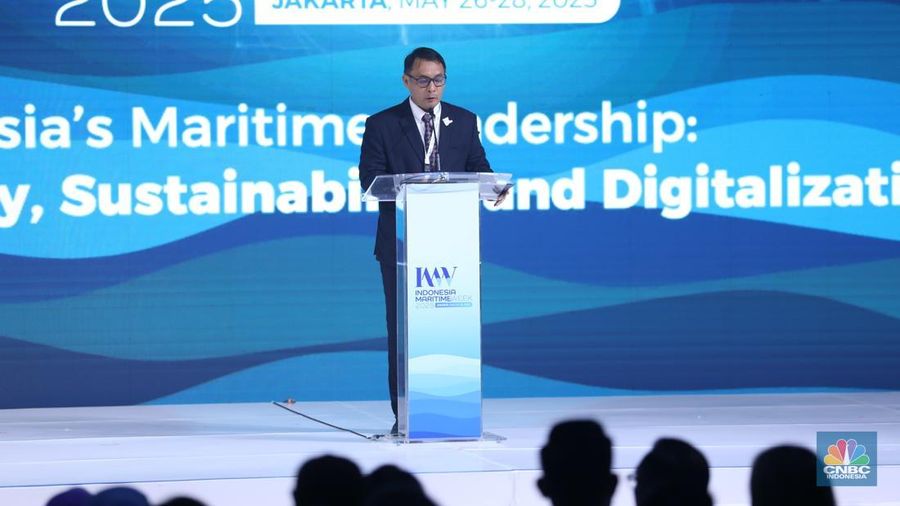 Sekretaris Jendral Kementerian Perhubungan, Antoni Arif menyampaikan sambutan saat menghadiri pembukaan Indonesia Maritimr Week 2025 di Jakarta International Convention Centre (JICC), Senayan, Jakarta, Senin (26/5/2025). (CNBC Indonesia/Tri Susilo)