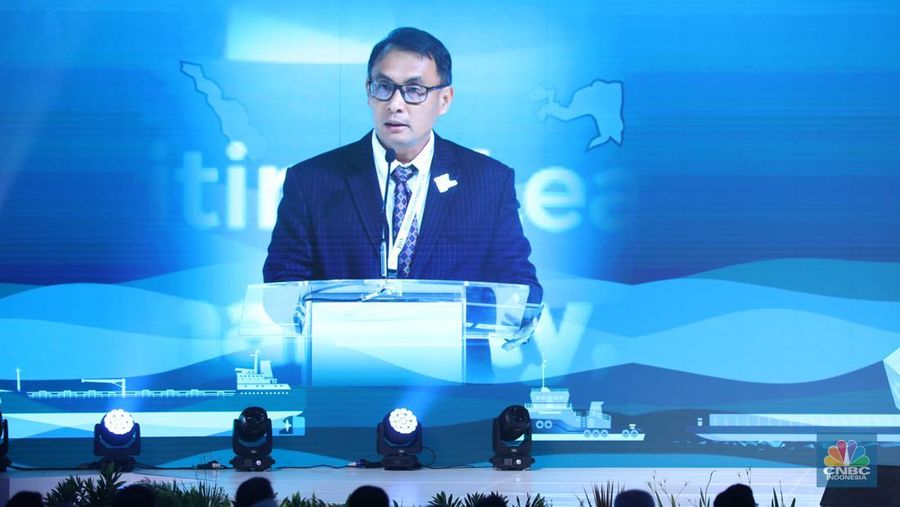 Sekretaris Jendral Kementerian Perhubungan, Antoni Arif menyampaikan sambutan saat menghadiri pembukaan Indonesia Maritimr Week 2025 di Jakarta International Convention Centre (JICC), Senayan, Jakarta, Senin (26/5/2025). (CNBC Indonesia/Tri Susilo)