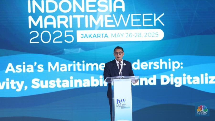 Sekretaris Jendral Kementerian Perhubungan, Antoni Arif menyampaikan sambutan saat menghadiri pembukaan Indonesia Maritimr Week 2025 di Jakarta International Convention Centre (JICC), Senayan, Jakarta, Senin (26/5/2025). (CNBC Indonesia/Tri Susilo)