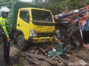 Brakk! Truk Oleng Gasak Warung Angkringan di Jalan Lingkar Klaten