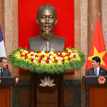 Potret Macron Kunjungi Vietnam, Capai Kesepakatan Airbus hingga Nuklir