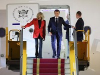 Geger Mulut Macron 'Diteplak' Istri di Pesawat, Prancis Buka Suara