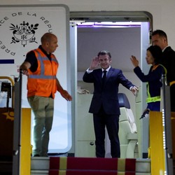 Macron Buka Suara 'Ditampar' Istri di Pesawat saat Mendarat di Hanoi