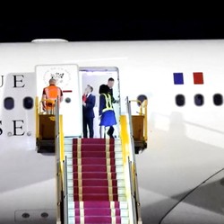 Potret Mulut Presiden Prancis Macron Ditoyor Istri, Bertengkar?