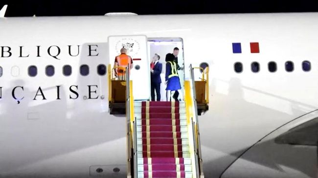 Potret Mulut Presiden Prancis Macron Ditoyor Istri, Bertengkar?