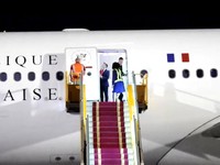 Potret Mulut Presiden Prancis Macron Ditoyor Istri, Bertengkar?